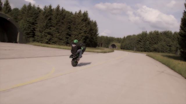 Chris Rid Stuntrider – "Military Airfield" смотреть онлайн