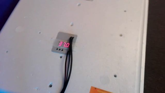 Инкубатор на 104 яйца Несушка. Часть 2. Резервное питание и скачки температуры смотреть онлайн