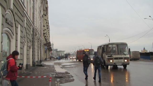 Уборка снега с крыши дома в центре Нижнего Новгорода смотреть онлайн