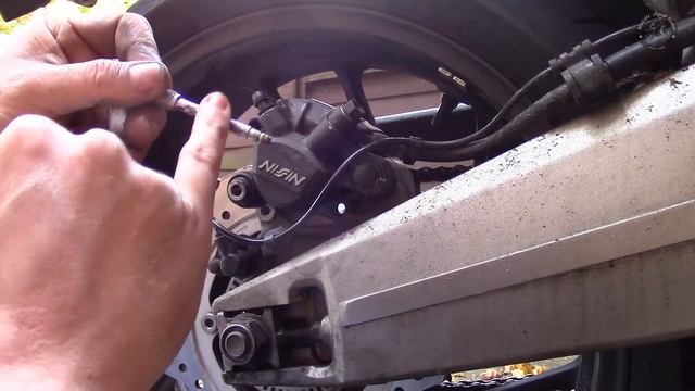 Changing rear brake pads - 2015 Honda CBR650F смотреть онлайн
