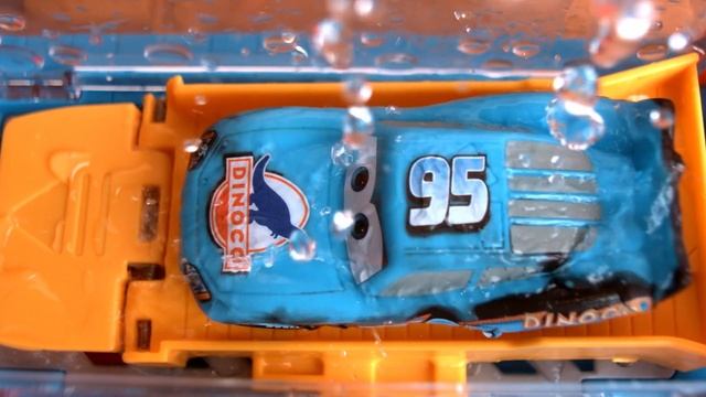 Disney Pixar Cars Colour Change Dinoco Car Wash Playset смотреть онлайн