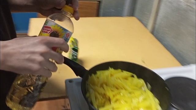 Жарим Картошку С Сосисками. смотреть онлайн