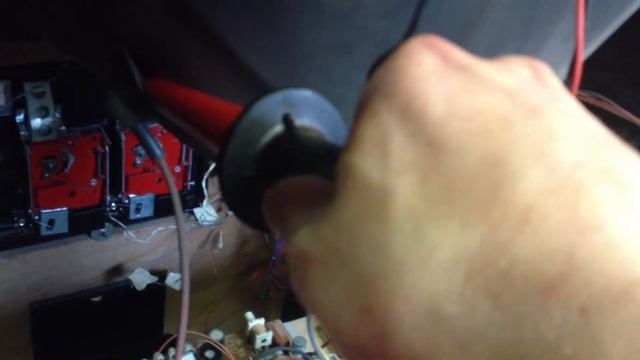 discharging arcade monitor with Fluke H/V probe смотреть онлайн