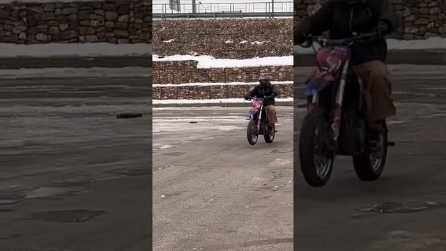 А как вы развлекаетесь зимой ❄️?.         #stunt #motocross #motorcycle #motovlog #stuntman #мото