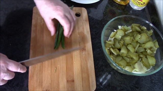 Простой, сытный и очень вкусный салат из картофеля с маринованными огурцами. смотреть онлайн