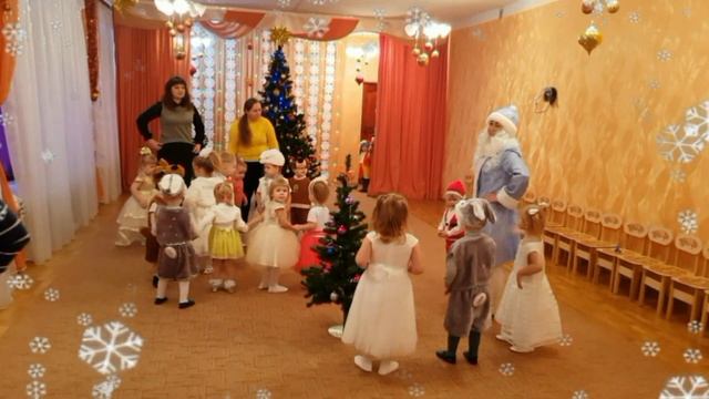 AND THE BABY'S NEW YEAR'S А У МАЛЫШЕЙ НОВОГОДНИЙ УТРЕННИК В ДЕТСКОМ САДУ ТАКОЙ без родителей смотреть онлайн