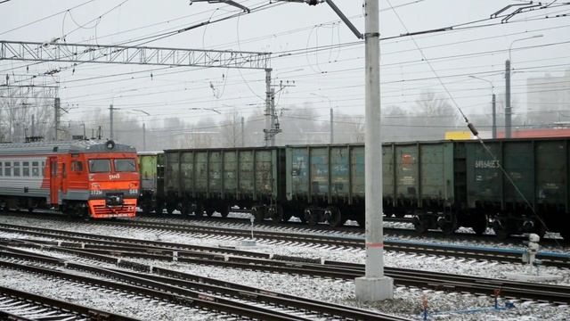 Электровоз (Локозавр) ВЛ15-027 с грузовым поездом на станции Дача Долгорукова смотреть онлайн