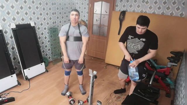 СОСТЯЗАНИЕ НА РУКАХ ХОДЬБА БИЦЕПС ходьба на руках на беговой дорожке тренировка бицепса смотреть онлайн