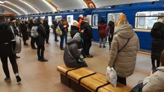 Всех попросили покинуть вагоны, поезд дальше не идет, станция метро Институт культуры смотреть онлайн