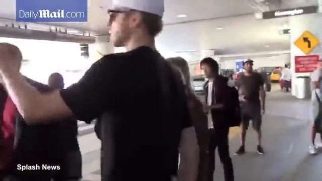 Хлоя Морец в аэропорту «LAX», 12 марта 2015 #2 смотреть онлайн