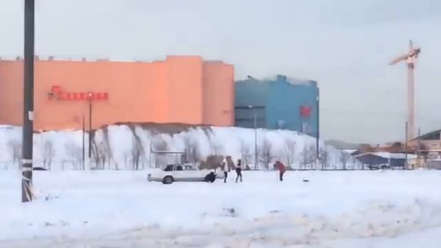 Значит зимой такой иду в Ашан , а там фараон снимает клип скр скр смотреть онлайн