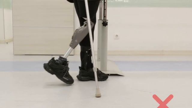 10 минут с врачом-реабилитологом. Разбор ошибок в ходьбе на протезе бедра смотреть онлайн