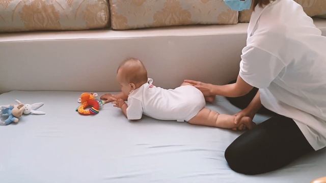 Контроль головы и активация верхних конечностей | Упражнения для детей до 1 года смотреть онлайн