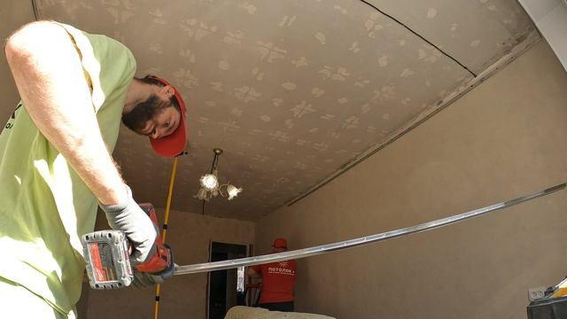Прибиваем багет для натяжного потолка за 1 минуту, пневмо пистолетом смотреть онлайн