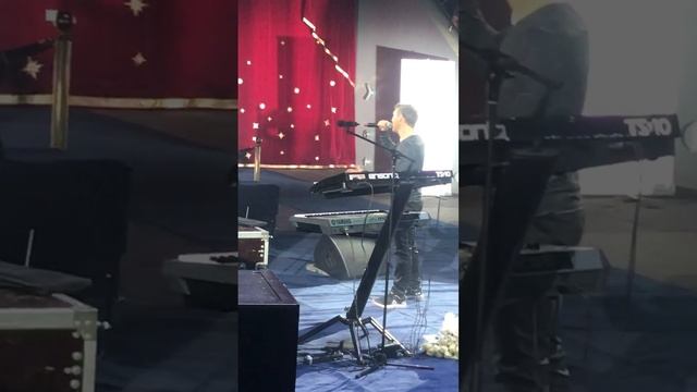 Юрий Шатунов поет акапельно "Белые розы" смотреть онлайн