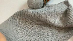 Женский жилет спицами с V образной горловиной. Теплый и уютный жилет спицами для любой фигуры.