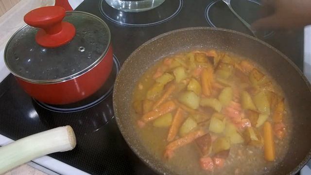 Овощное рагу с беконом, легкая закуска с яйцом пашот. смотреть онлайн