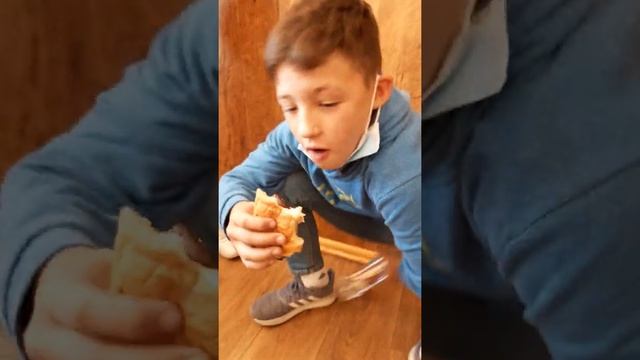школьник сидит на бутылке смотреть онлайн