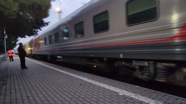 ЭП1М-565, станция Владикавказ, с поездом №121Санкт Петербург-Владикавказ смотреть онлайн
