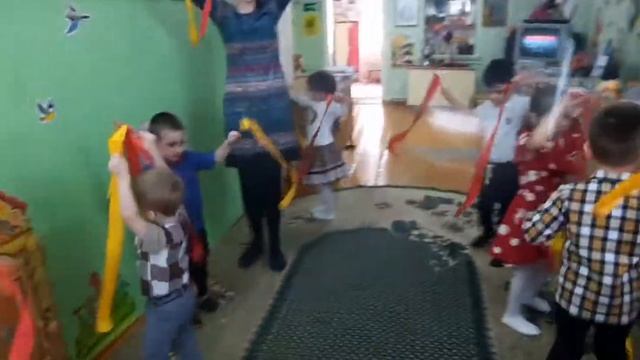 Танец "Маленькие лучики" Чугайкина - 2 младшая группа смотреть онлайн