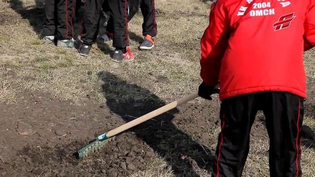 Хоккеисты "Омских Ястребов" и школы "Авангарда" вышли на субботник смотреть онлайн