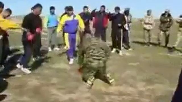 Казахские парни научили ВДВ как надо драться смотреть онлайн
