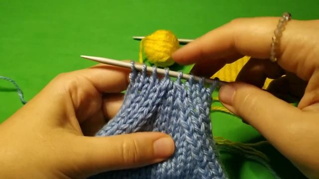 2 петли вместе с наклоном влево и вправо. Убавление петель. Вязание спицами для начинающих смотреть онлайн