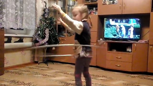 Крутит обруч смотреть онлайн