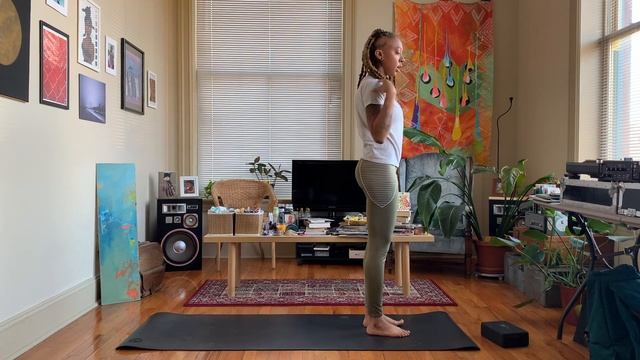 How To: Chair Pose Tips & Modifications смотреть онлайн