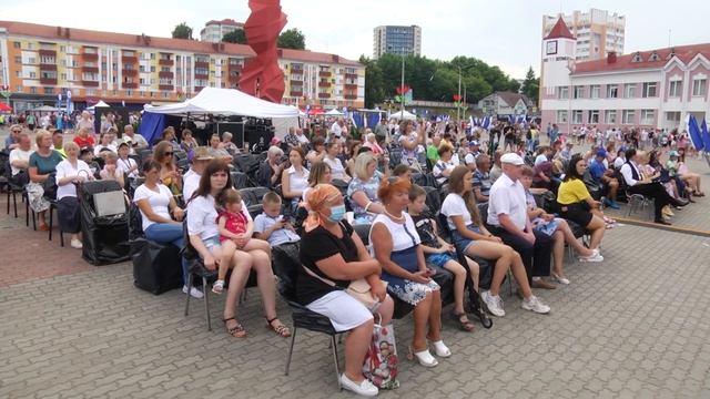 На главной сцене фестиваля подвели итоги конкурсов юных художников и молодых исполнителей. смотреть онлайн