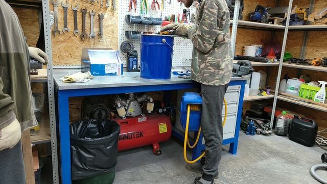 КАК НА СТО МЕНЯЮТ ТОРМОЗНУЮ ЖИДКОСТЬ!!! / ПОДАРОК ДРУГУ (ЦИКЛОН) / ДИСКИ+КОЛОДКИ В ХЛАМ смотреть онлайн