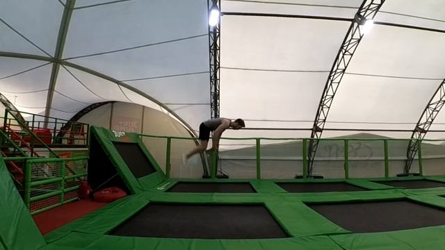 УЧИМ ЗАТЯЖНОЕ САЛЬТО НАЗАД! ПРОБУЕМ ПОВТОРИТЬ НЕВЕРОЯТНЫЕ ТРЮКИ! смотреть онлайн