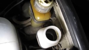 Почему чернеет тормозная жидкость.