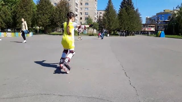 Как кататься на роликах. Учимся поворачивать на роликах. Учимся кататься на роликах! Девочке 7 лет. смотреть онлайн