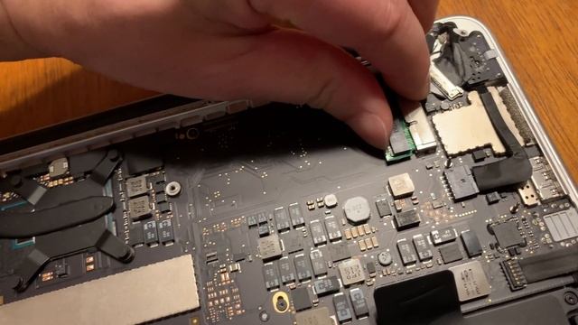 Apple Macbook Pro 13 Early 2015 NVMe M.2 SSD Upgrade смотреть онлайн