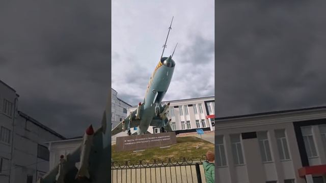 Красивый самолёт около парка Космос город Каменск-Уральский #КаменскУральский #самалёт #паркКосмос смотреть онлайн