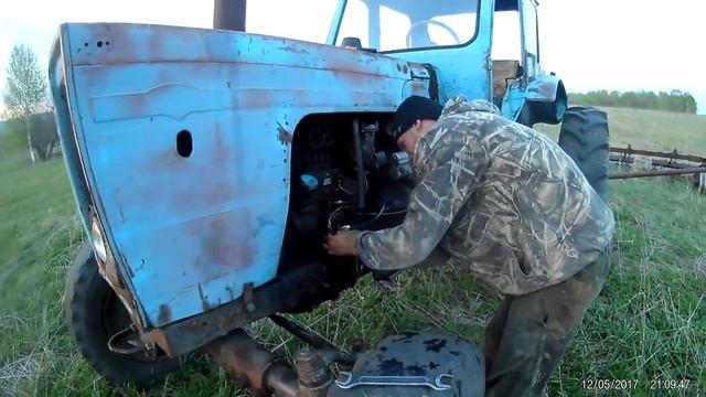 Заводим трактор МТЗ 50 //Жизнь в деревне смотреть онлайн