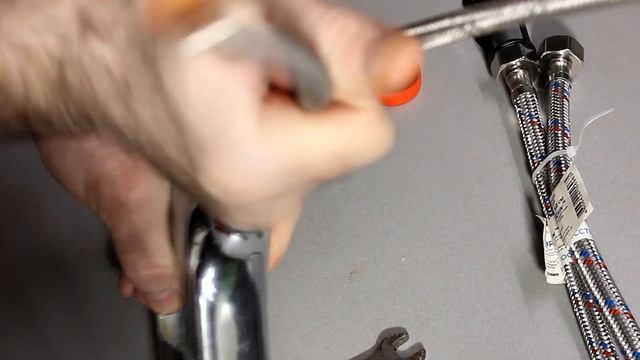 Как поменять прикипевшие гибкие шланги на смесителе. смотреть онлайн