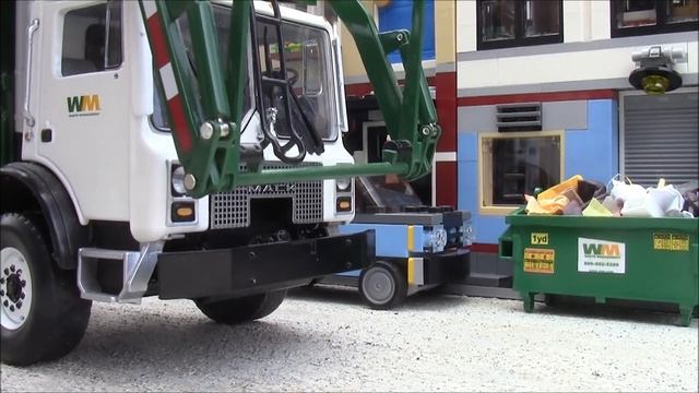 Garbage Day...In Miniature! смотреть онлайн