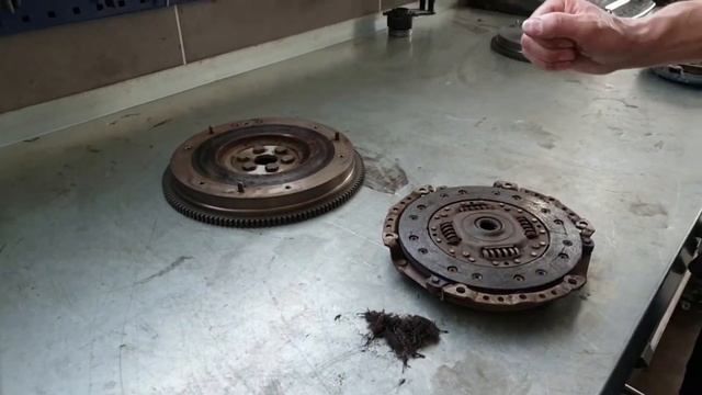 Plötzlich fährt er nicht mehr los: Kupplungschaden an einem Ford Fiesta смотреть онлайн