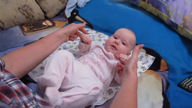 Развитие младенцев в 4 месяца Делаем зарядку Пытаемся присесть смотреть онлайн