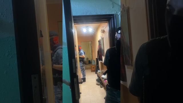 Приставы без процессуальных документов выселяют из квартиры мать с двумя малолетними детьми смотреть онлайн