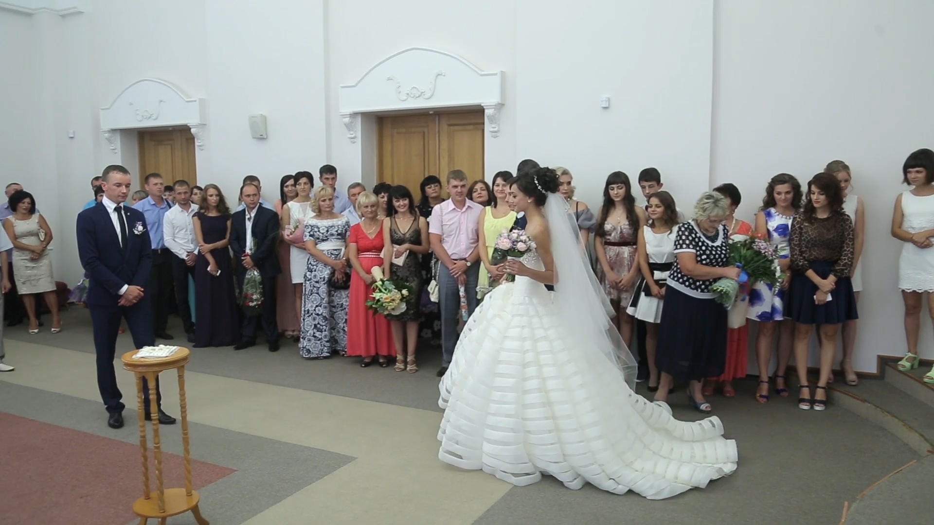 Торжественная регистрация брака у молодой пары в загсе. смотреть онлайн