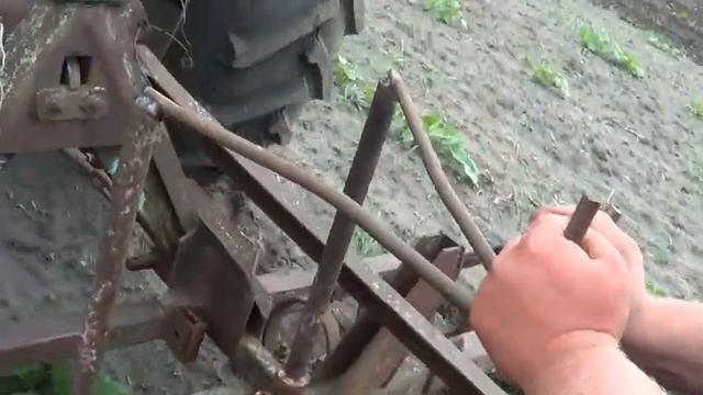 Прополка тыквы самодельным прополочным культиватором ножничного типа смотреть онлайн
