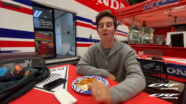 Weege Show: Hunter's Diet, Racing Mascots, Seattle Supercross Weather Report смотреть онлайн