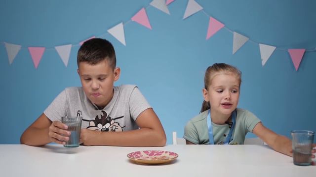 Дети пробуют известные сладости со странными вкусами [Дети знают]