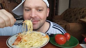 Ем спагетти и сосиски с маринованными помидорами