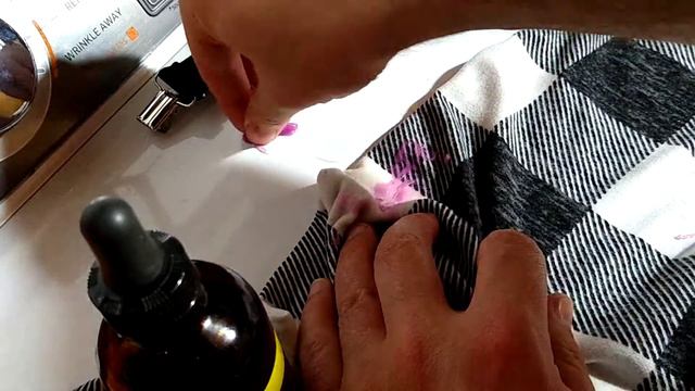 Removing putty from pajamas with WD-40 смотреть онлайн