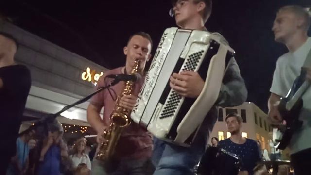 14.08.2021 Brest Belarus. Уличные музыканты на Советской. Молодежь зажигает!!! Прогулки с Викторией смотреть онлайн
