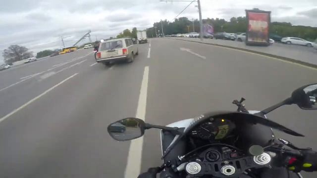 Неадекватная езда по городу на мото без монтажа 4K Inadequate riding on moto смотреть онлайн
